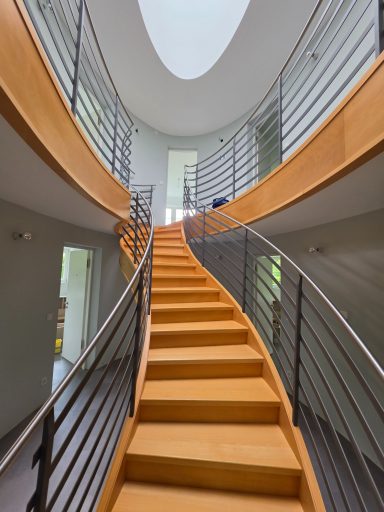 Baureinigung Gästehaus Treppe frisch gereinigt mit Geländer