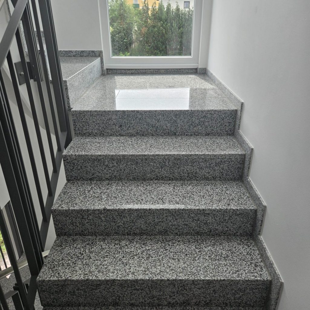 Treppenhaus mit grauem Stein