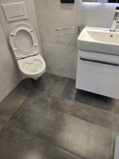 Baureinigung Sanitärbereich WC mit grauem Steinboden gereinigt